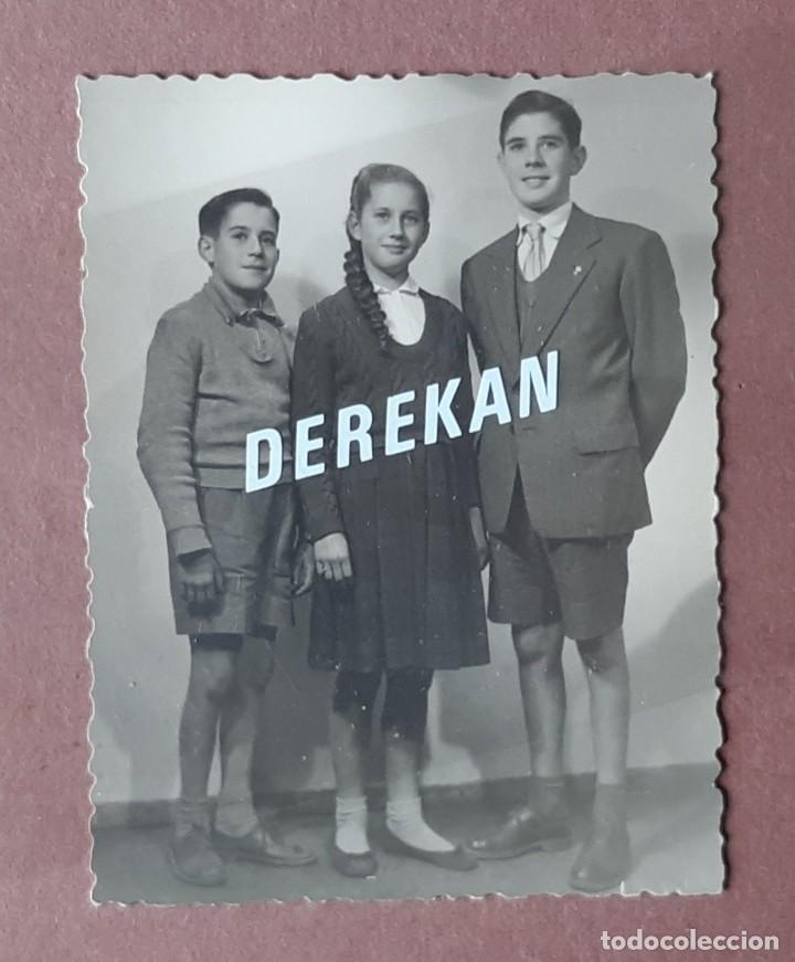 Fotograf&iacute;a antigua: ANTIGUA FOTOGRAF&Iacute;A 3 NI&Ntilde;OS. FOT&Oacute;GRAFO LOMBARD&Iacute;A. A&Ntilde;OS 40 &oacute; 50. TROQUELADA.