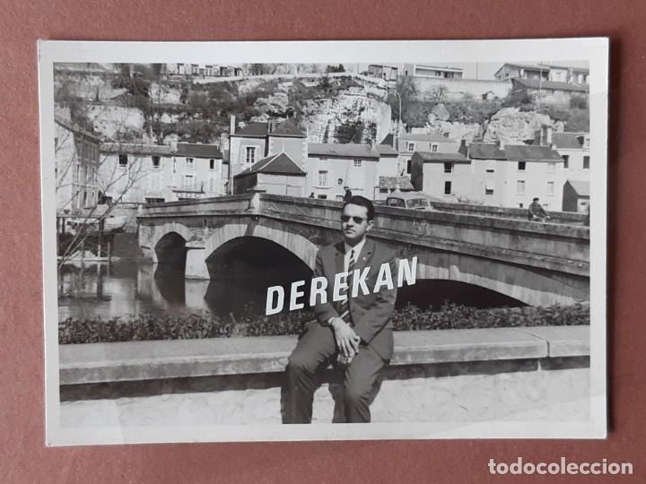 Fotograf&iacute;a antigua: ANTIGUA FOTOGRAF&Iacute;A HOMBRE CON UN PUENTE. FRANCIA? 1968. A&Ntilde;OS 60.