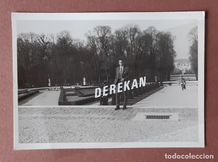 Fotograf&iacute;a antigua: ANTIGUA FOTOGRAF&Iacute;A HOMBRE EN LOS JARDINES DE VERSALLES. FRANCIA. 1968. A&Ntilde;OS 60.