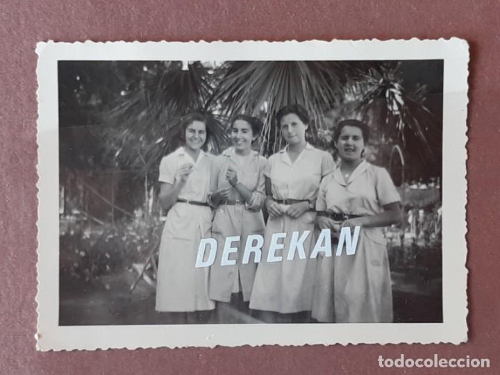 Fotograf&iacute;a antigua: ANTIGUA FOTOGRAF&Iacute;A 4 CHICAS CON UNIFORME. FRANCIA. A&Ntilde;OS 50. TROQUELADA.