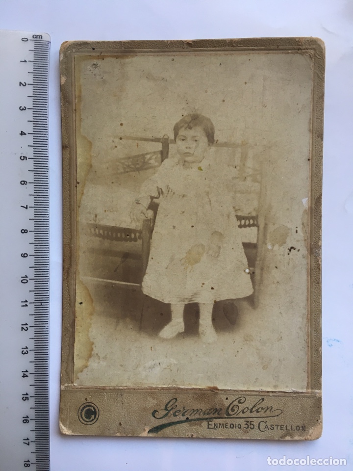 Fotografia antiga: FOTO ALBUMINA. NI&Ntilde;A POSA EN EL ESTUDIO. GERMAN COL&Oacute;N, FOT&Oacute;GRAFO. CASTELL&Oacute;N. H. 1900?.