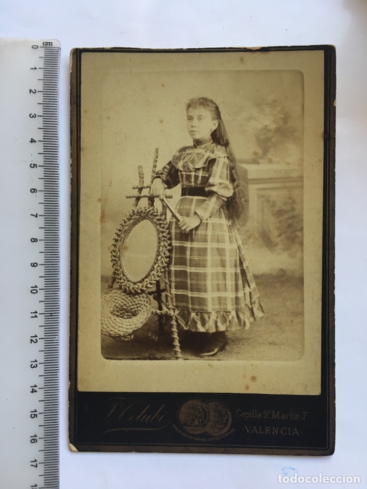 Fotografia antiga: FOTO ALBUMINA. NI&Ntilde;A CON PELO LARGO Y VESTIDO A CUADROS. F. COLUBI, FOT&Oacute;GRAFO. VAL&Egrave;NCIA. H. 1890?.
