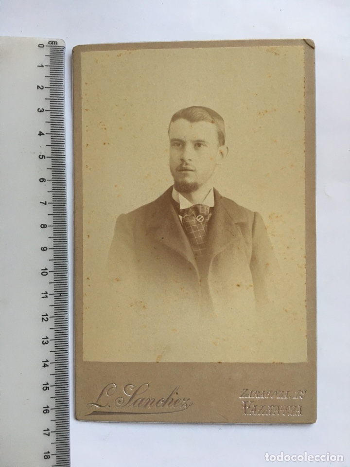 Fotografia antiga: FOTO ALBUMINA. EL JOVEN MIGUEL, CON PERILLA. L. SANCHEZ, FOT&Oacute;GRAFO. VAL&Egrave;NCIA. FECHA, 18 ENERO 1894.