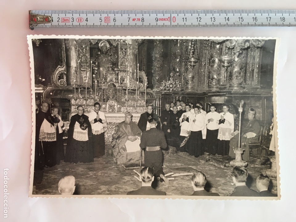 Fotografia antiga: FOTO. OFRENDA AL APOSTOL SANTIAGO. FOT&Oacute;GRAFO?. SANTIAGO DE COMPOSTELA. H. 1958?.