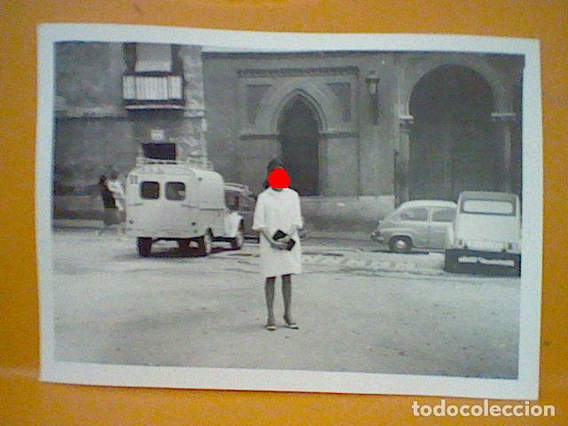Fotograf&iacute;a antigua: CITROEN DYANE SEAT COCHES CLASICOS FOTO PARTICULAR 10,5 X 7,5 CMS MUJER