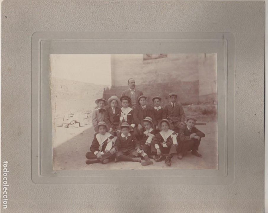Fotograf&iacute;a antigua: Curiosa fotografia escolar, grupo de clase primera comuni&oacute;n con el maestro. No figura fot&oacute;grafo.