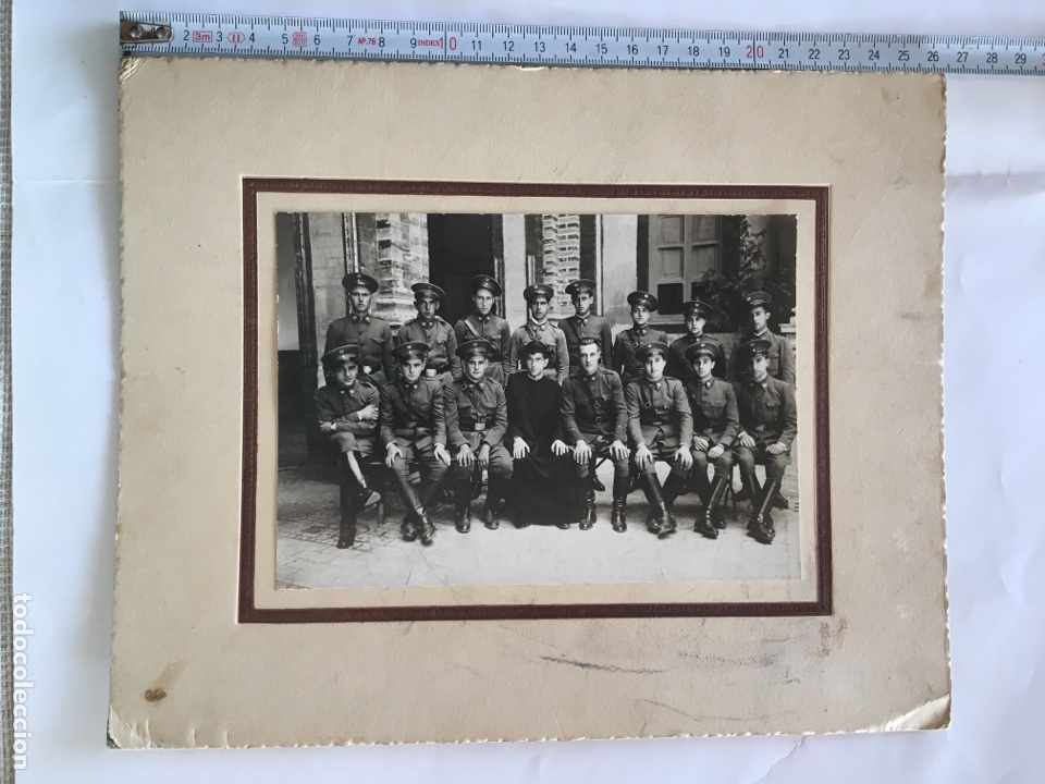 Fotograf&iacute;a antigua: FOTO. RECUERDO DE CUARTEL. J&Oacute;VENES SOLDADOS CON EL PATER. FOT&Oacute;GRAFO?.