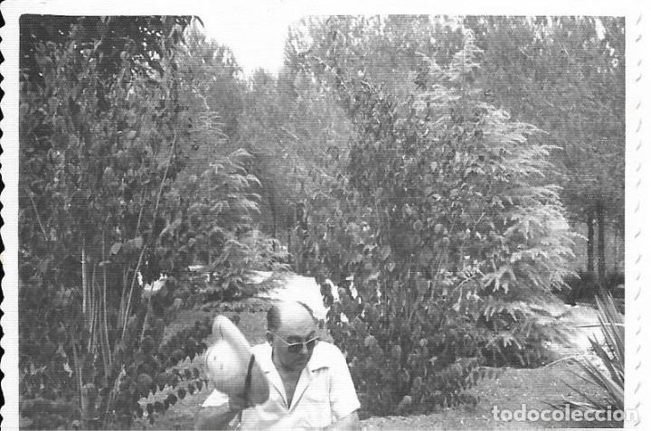 Fotografia antiga: == A963 - FOTOGRAFIA - SE&Ntilde;OR EN UN JARDIN