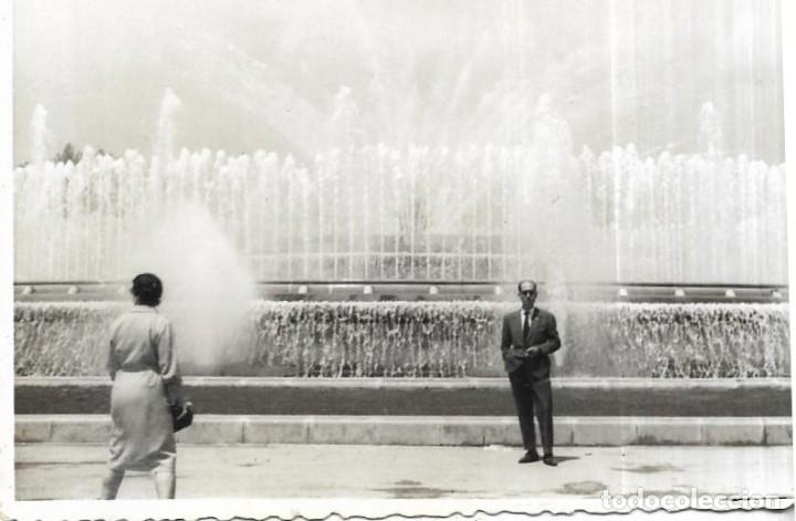 Fotografia antiga: == A999 - FOTOGRAFIA - SE&Ntilde;OR JUNTO A UNA GRAN FUENTE