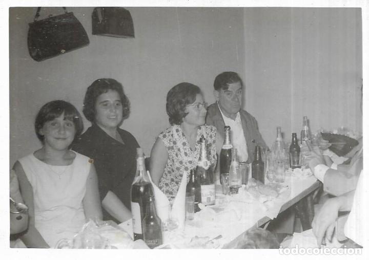 Fotografia antiga: == A619 - FOTOGRAFIA - AMIGOS EN UN BANQUETE