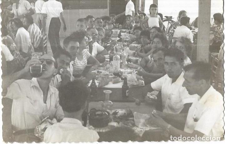 Fotografia antiga: == A695 - FOTOGRAFIA - GRUPO DE AMIGOS EN UNA COMIDA