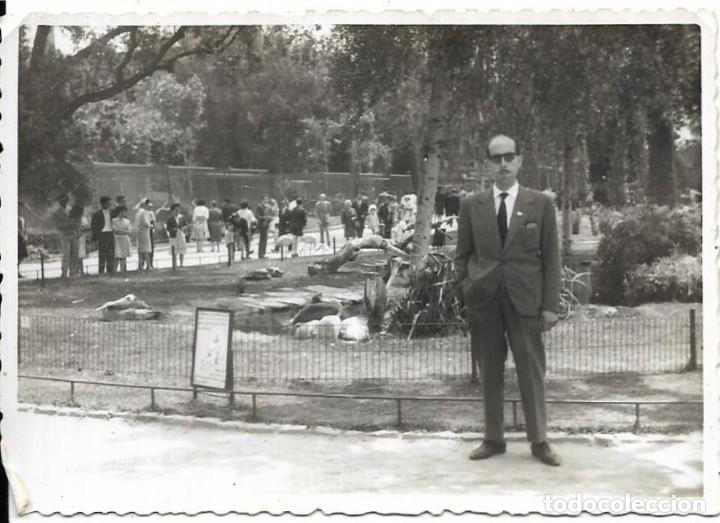 Fotografia antiga: == A768 - FOTOGRAFIA - SE&Ntilde;OR EN UN PARQUE