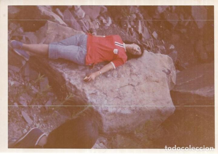 Fotograf&iacute;a antigua: :::: C180 - FOTOGRAFIA - JOVEN TUMBADA EN UNA ROCA