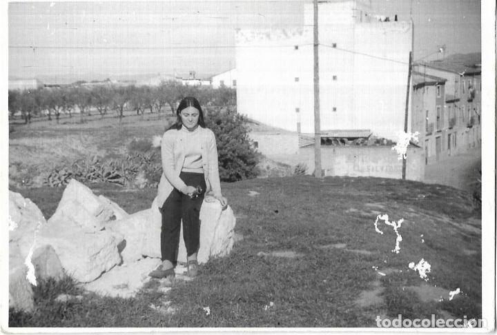 Fotograf&iacute;a antigua: :::: C258 - FOTOGRAFIA - JOVEN SENTADA EN UNA ROCA