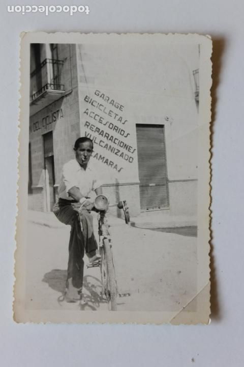 Alte Fotografie: FOTOGRAFIA HOMBRE EN BICICLETA, GARAJE, TALLER 1949