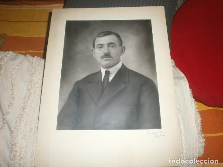 Fotograf&iacute;a antigua: Fotograf&iacute;a retrato hombre grande 72 X 32 cm. cart&oacute;n firmada