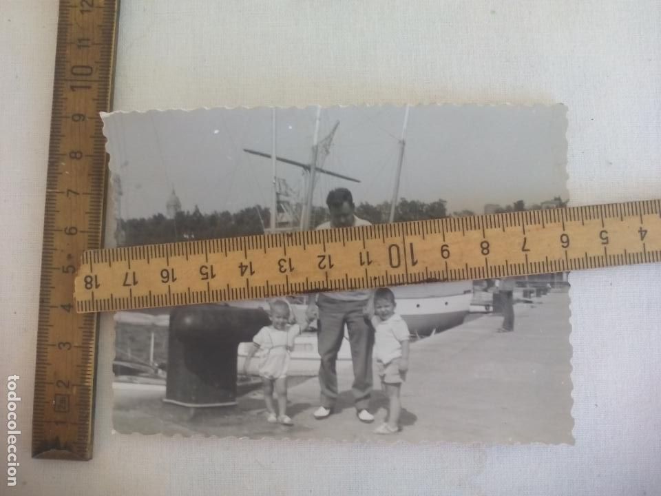 Alte Fotografie: FOTOGRAF&Iacute;A. PADRE CON HIJOS EN PUERTO (CREO QUE DE M&Aacute;LAGA). A&Ntilde;OS 60