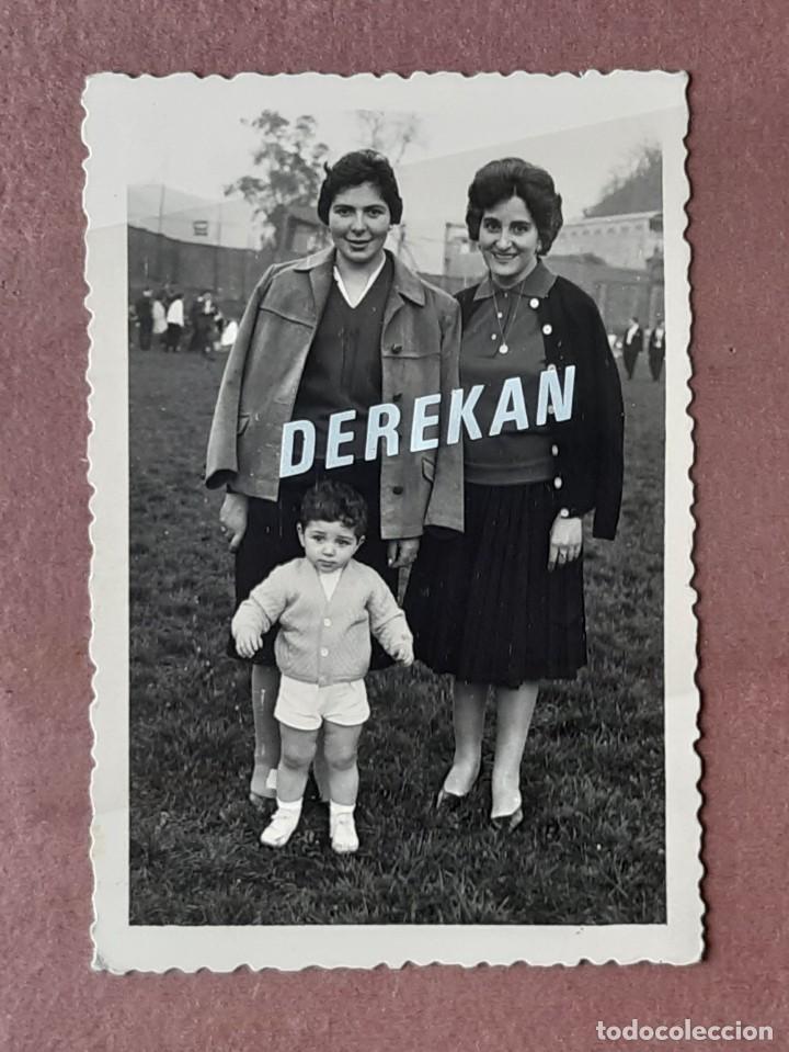 Alte Fotografie: ANTIGUA FOTOGRAF&Iacute;A MUJERES CON UN NI&Ntilde;O. FOTO BAY&Oacute;N. MIERES. ASTURIAS. 1960. A&Ntilde;OS 60. TERESA PAJE.