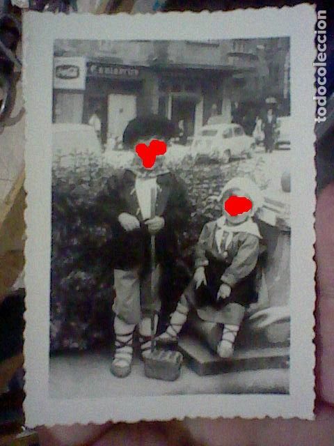 Fotograf&iacute;a antigua: DISFRACES NI&Ntilde;OS REGIONAL FOTO PARTICVLAR CALLE SEAT 600 BAR COCA COLA ANIMADA 10 X 7,5 CMS