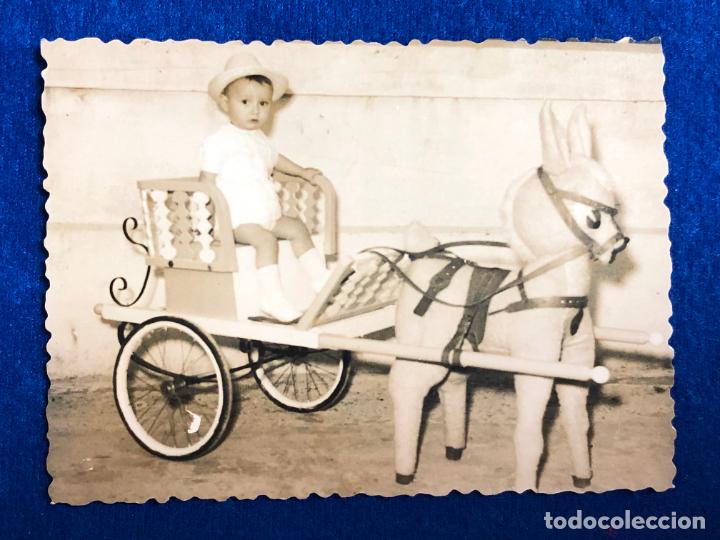 Fotografia antica: Antigua Fotograf&iacute;a Ni&ntilde;o con coche de caballos. A&ntilde;os 40 - 50. 9 X 6,5 cms.