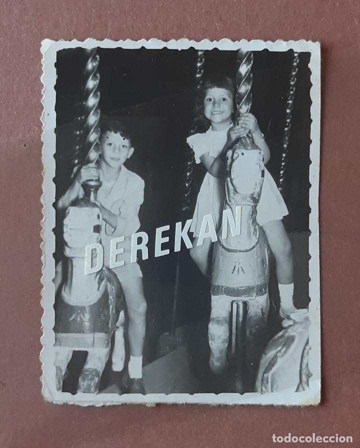 Fotograf&iacute;a antigua: ANTIGUA FOTOGRAF&Iacute;A NI&Ntilde;OS EN UN TIOVIVO. 1957. A&Ntilde;OS 50. PAJE.