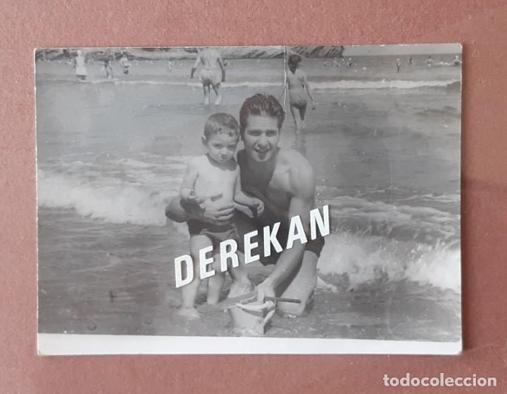 Antique Photography: ANTIGUA FOTOGRAF&Iacute;A HOMBRE CON NI&Ntilde;O EN LA PLAYA. SALINAS. ASTURIAS. 1960. A&Ntilde;OS 60. PAJE.