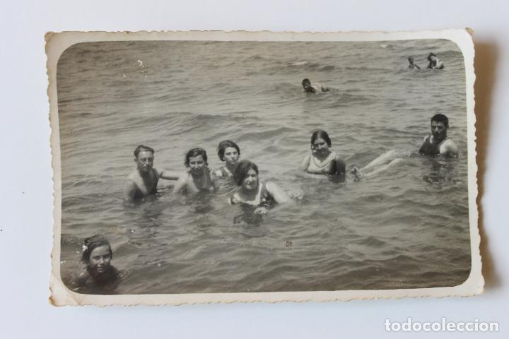 Fotograf&iacute;a antigua: FOTOGRAFIA BA&Ntilde;ANDOSE EN EL MAR, TROQUELADA, AGUILAS 1930