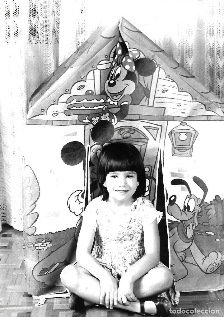 Fotograf&iacute;a antigua: PRECIOSA FOTOGRAFIA ANTIGUA DE NI&Ntilde;A EN SU CASETA DE MU&Ntilde;ECOS DISNEY