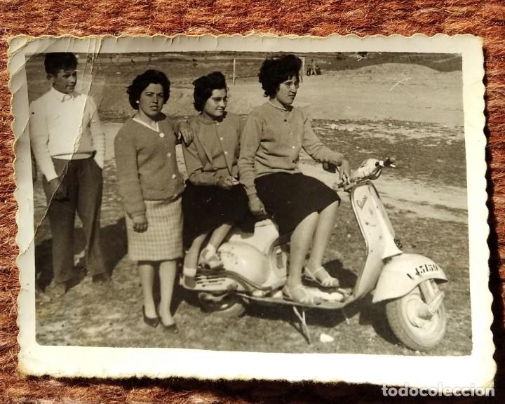 Fotograf&iacute;a antigua: VESPA - SE&Ntilde;ORAS POSANDO SOBRE VESPA