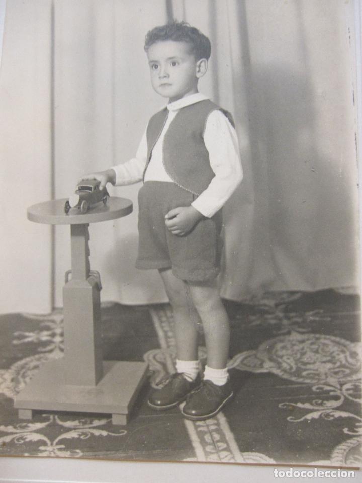 Fotograf&iacute;a antigua: FOTOGRAFIA INFANTIL. SANTACANA. GUISSONA. FOTO 11 X 8,5 CM. CARPETILLA CERRADA 16 X 12 CM