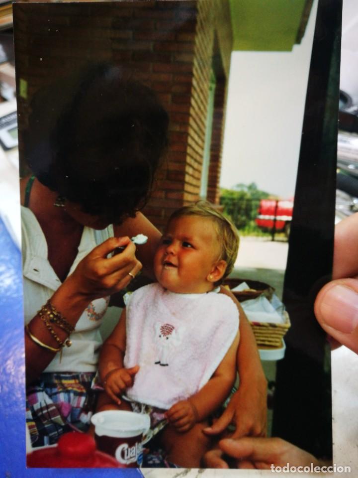 Fotografia antiga: Fotograf&iacute;a Madre dando de Comer a su Hijo 1993 Original