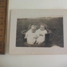 Fotografía antigua: FOTOGRAFIA DOS NIÑOS, CREO QUE GEMELOS. AÑOS 50. JIM & BUNTY. REINO UNIDO