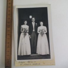 Fotografía antigua: FOTOGRAFIA TRES JOVENES, SEÑORITAS EN UNA BODA. EILEEN, BRIAN AT HAZELS'S WEDDING, REINO UNIDO 196?