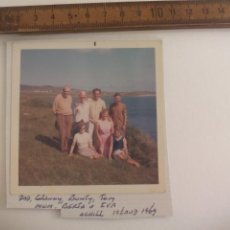 Fotografía antigua: FOTOGRAFIA DE 1969. ACHILL ISLAND, IRLANDA, GRUPO, FAMILIA