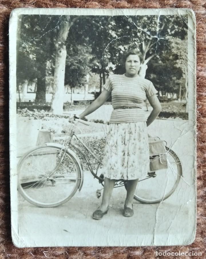 Fotograf&iacute;a antigua: SE&Ntilde;ORA CON BICICLETA ANTIGUA