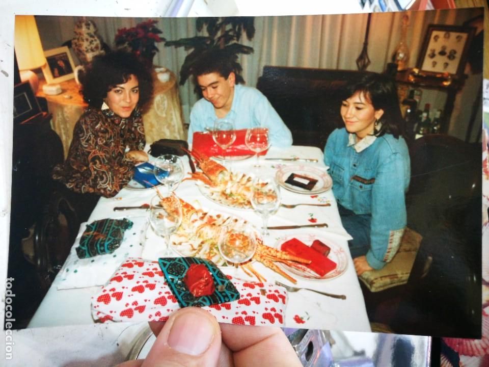 Photographie ancienne: Fotograf&iacute;a Madre con Hijos Degustando Langosta en Casa a&ntilde;os ochenta original