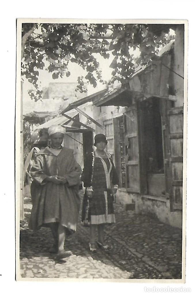 Alte Fotografie: FOTOGRAFIA ANTIGUA - UNA DAMA EN UN MERCADILLO MARRUECOS - A&Ntilde;OS 40