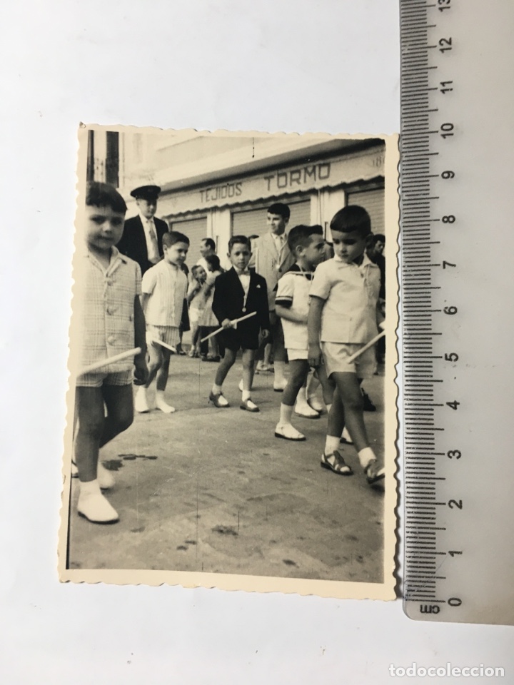 Fotografia antiga: FOTO. NI&Ntilde;OS CON CIRIO DESFILANDO EN LA PROCESI&Oacute;N. FOT&Oacute;GRAFO?.