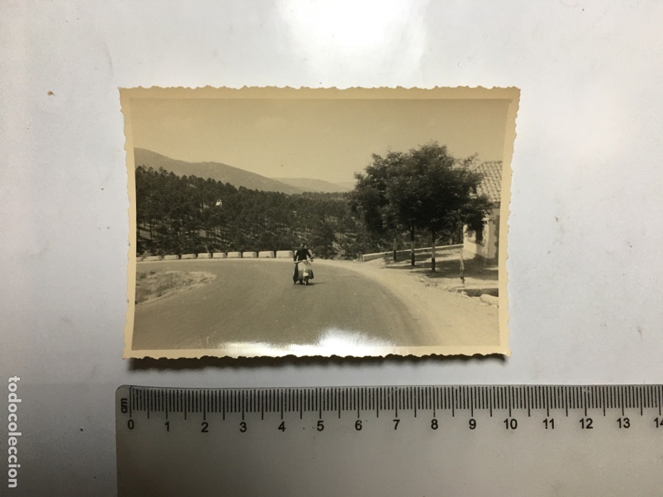 Fotograf&iacute;a antigua: FOTO. EN LA CARRETERA CON SU VESPA. FOT&Oacute;GRAFO?.