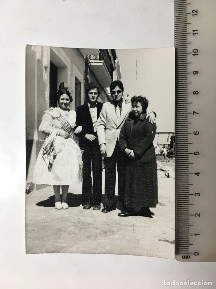 Antique Photography: FOTO. RECUERDO FAMILIAR CON LA FALLERA. FOT&Oacute;GRAFO?.