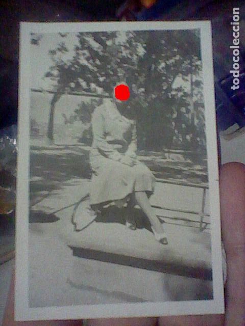 Fotograf&iacute;a antigua: A&Ntilde;OS 30 ART NOVEAU DECO 1931 FOTOGRAFIA PARTICVLAR MODA ROPA DE EPOCA 9 X 6 CMS JOVEN BANCO