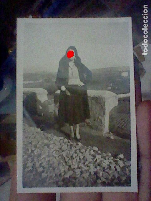 Fotograf&iacute;a antigua: A&Ntilde;OS 30 ART NOVEAU DECO 1931 FOTOGRAFIA PARTICVLAR MODA ROPA DE EPOCA 9 X 6 CMS CARRETERA
