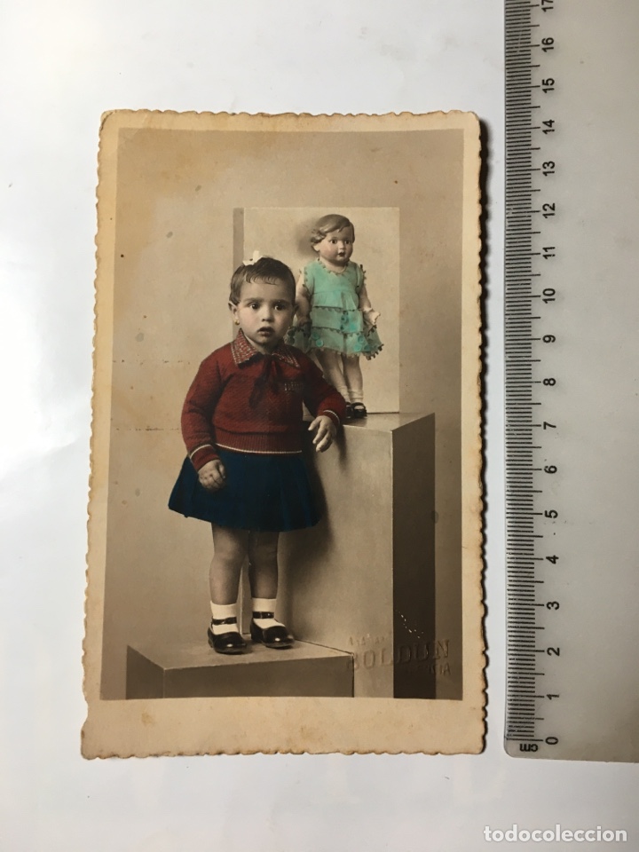 Fotografia antiga: FOTO. NI&Ntilde;A POSA JUNTO A SU MU&Ntilde;ECA. BOLDUN, FOT&Oacute;GRAFO. VAL&Egrave;NCIA.