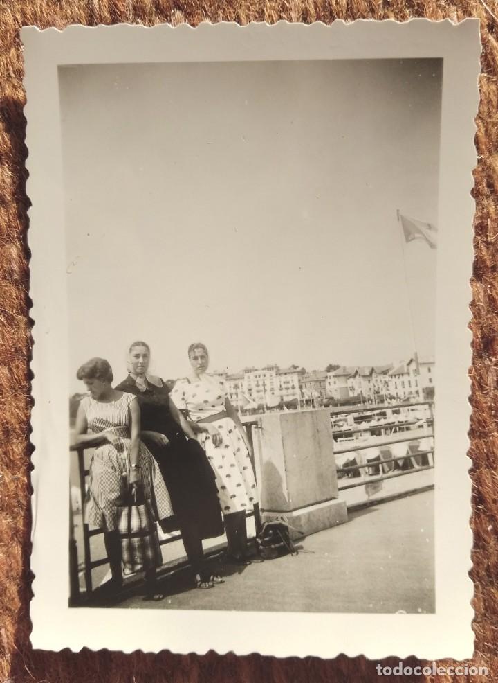 Fotograf&iacute;a antigua: SE&Ntilde;ORITAS POSANDO EN BIARRITZ - Foto 1