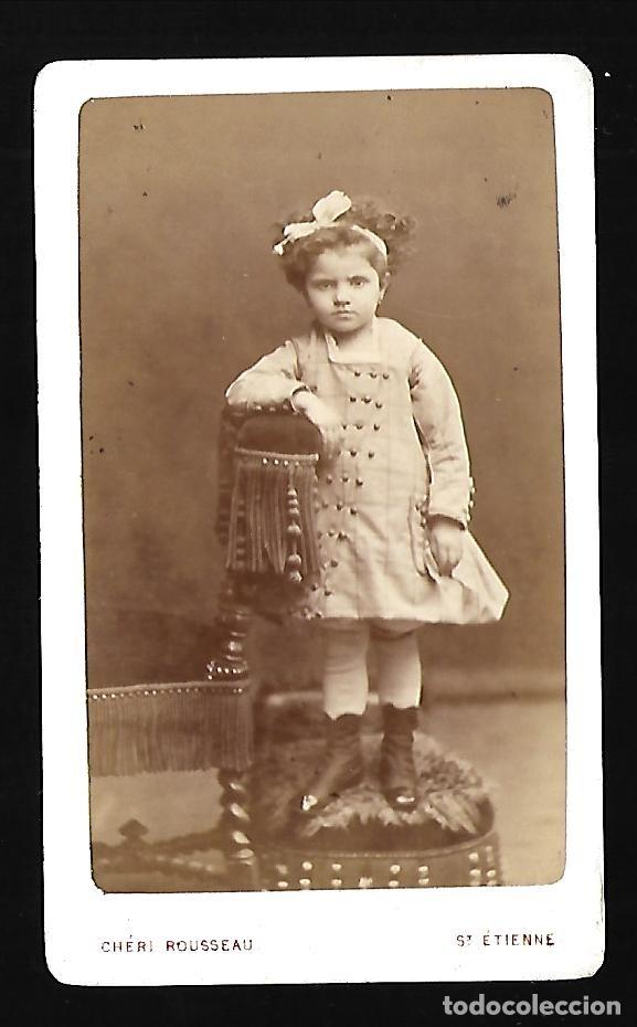 Fotograf&iacute;a antigua: 3501-ANTIGUA FOTOGRAFIA DE -UNA NI&Ntilde;A EN UN RECLINATORIO -FOTO -ROUSSEAU -ETIENNE- DE Pcp. SIGLO XX