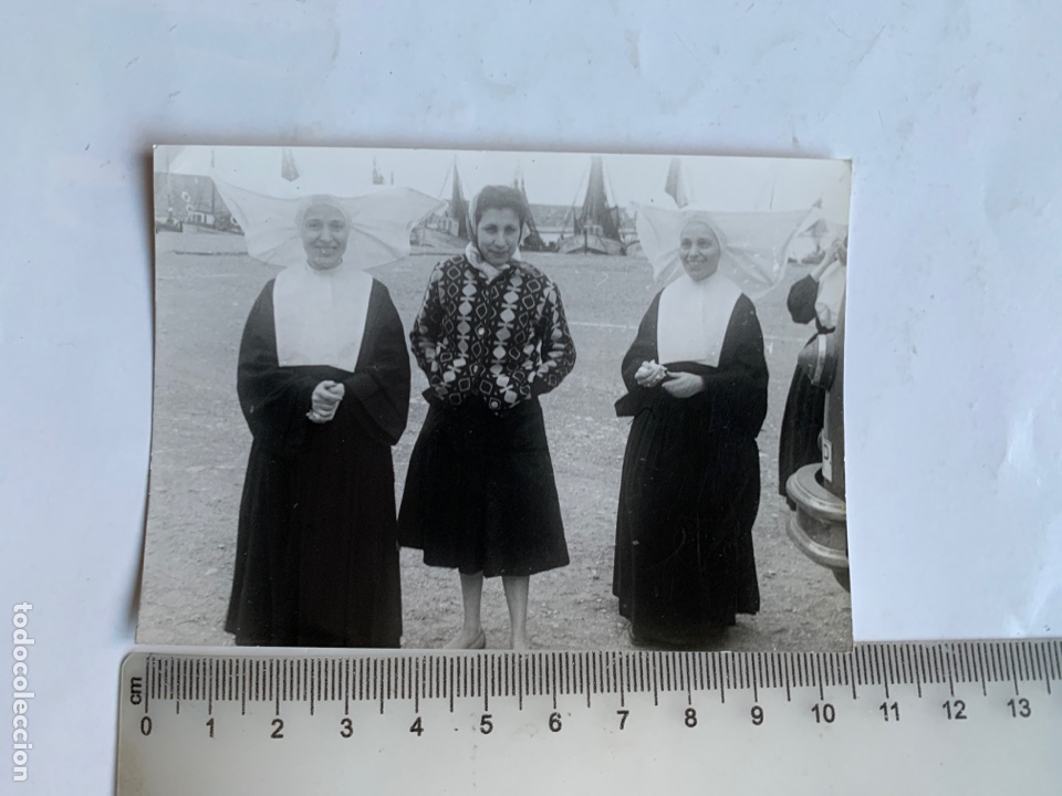 Fotografia antiga: FOTO. RELIGIOSAS Y HERMANA DE PASEO POR EL PUERTO. FOT&Oacute;GRAFO?.