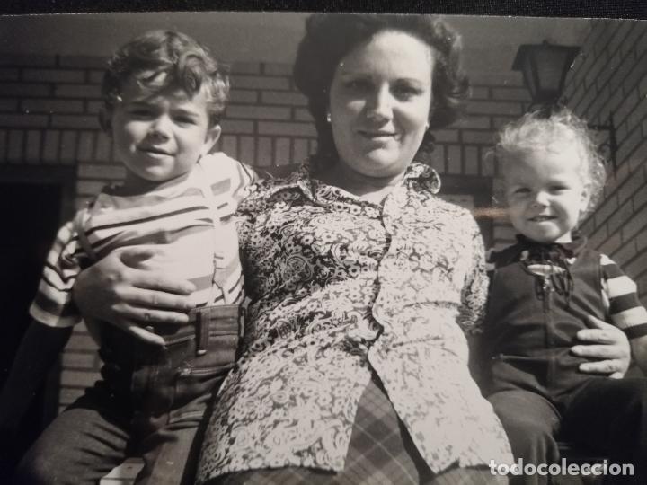 Fotografia antica: FOTOGRAF&Iacute;A MADRE CON SUS DOS RETO&Ntilde;OS EN BRAZOS