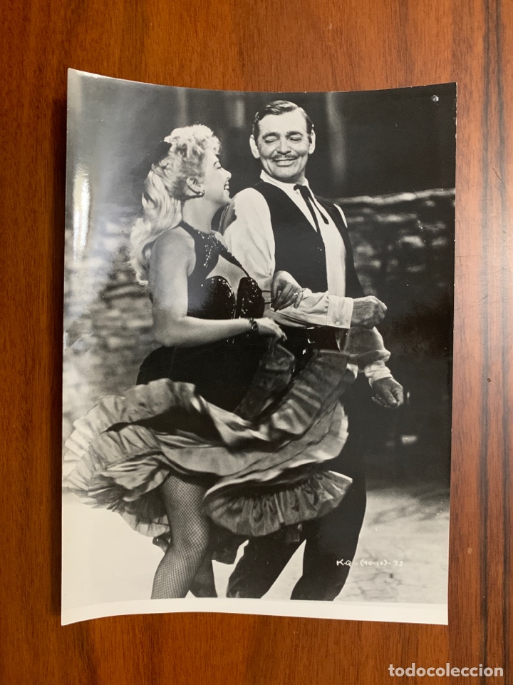 Fotograf&iacute;a antigua: FOTO. CLARK GABLE Y BARBARA NICHOLS EN UN REY PARA CUATRO REINAS. DIRECTOR RAOUL WALHS.