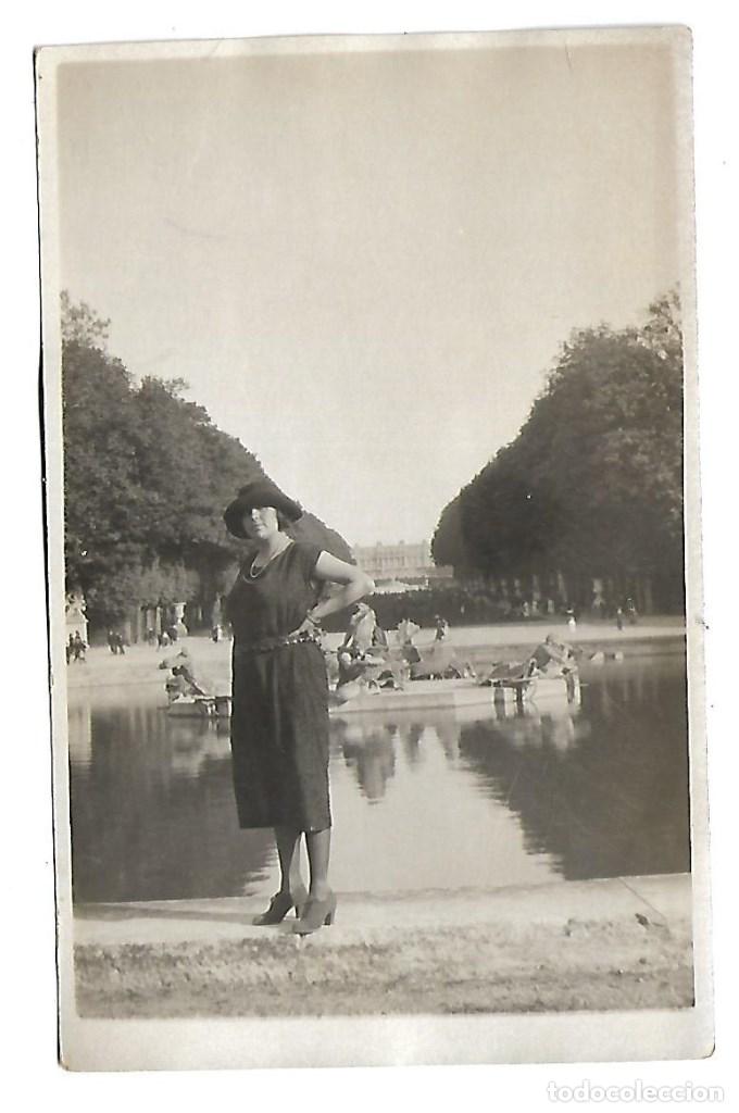 Alte Fotografie: 1R- BONITA FOTO-POSTALE ANTIGUA DE UNA DAMA EN UN PARQUE- A&Ntilde;OS 20-25