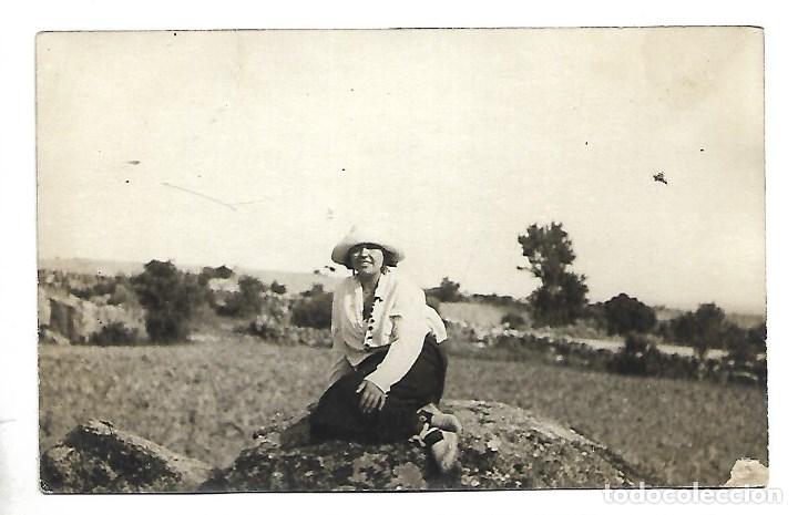 Fotografia antica: 1R- BONITA FOTO-POSTALE ANTIGUA DE - UNA DAMA EN EL CAMPO A&Ntilde;OS 20-25